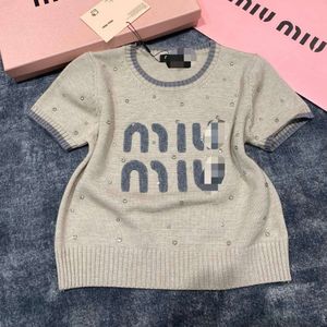 M Family Etiqueta original Nuevo jersey con diamantes de uñas Camiseta de manga corta Letra flocada para mujer Top de punto versátil a la moda para mujer