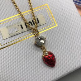 M iu Pendentif Colliers personnalité niche tempérament dégoulinant fraise clavicule chaîne famille mode tendance cerise avec collier