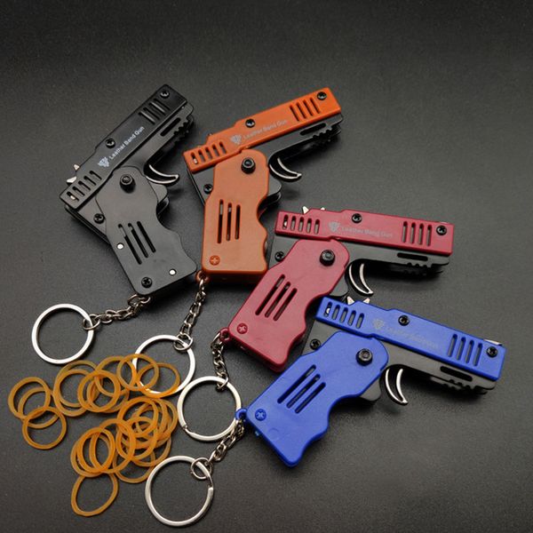 Pistola de banda de goma plegable con mini colgante M1 con llaveros de aleación de plástico que se puede usar para balas blandas de juguete de 8-55 años