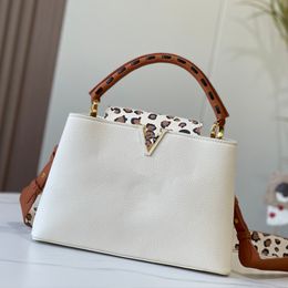 M58575 Bolso de mano con estampado de leopardo blanco para mujer, bolso de diseñador Capucines, bolso de piel de vaca, bolsos cruzados de hombro, correa extraíble de cuero genuino, Hardware de moda