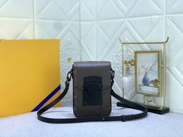 M81524 S-LOCK VERTICAL WEARABLE WALLET Sac à bandoulière design pour femmes hommes marque Mini sac à main pour téléphone portable avec chaîne porte-carte à bandoulière unique M81522