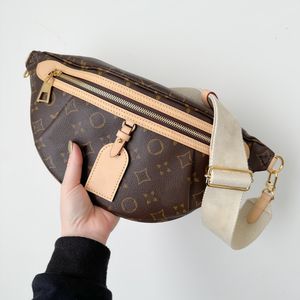 M82208 MINI BUMBAG BRIJST Gordel tailletas Schouder Luxurys Dames TOTE KOPPULT COSMETISCHE ZAK Heren M82335 Echte lederen handtassen Fanny Pack Designer Cross Body Bum Tassen