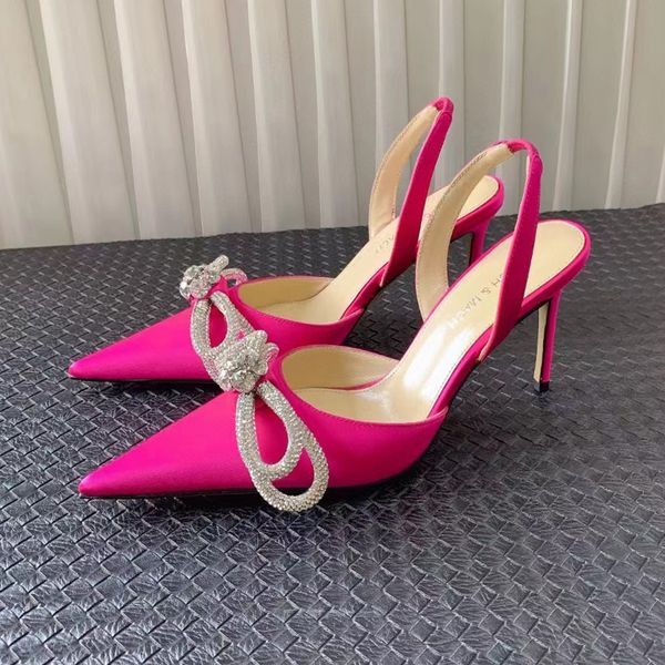 Tacones MachMach Sandalias con pajarita de satén Zapatos de tacón con tira trasera de cristal de triple corazón Zapatos de noche Zapatos de vestir con tacón de aguja con diamantes de imitación de color rosa puntiagudo Zapatos de diseñador de lujo