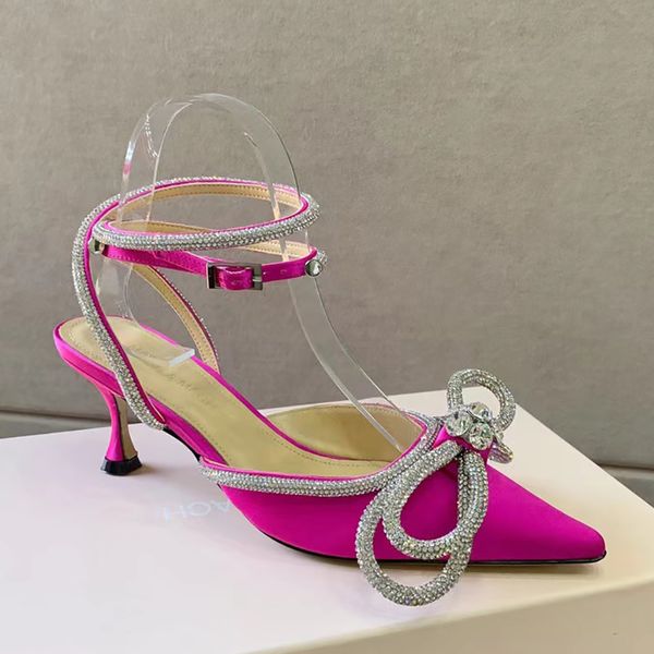 MachMach Chaussures habillées en satin de soie véritable Décoration en strass Bride à la cheville Bowknot Bout pointu Chaussures de soirée pour femmes Designers de luxe Chaussures d'usine à talons hauts