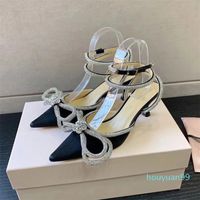 Mach Satin Bow Pumps Crystal Embellished Chaussures de soirée 65mm talons aiguilles sandales femmes talons moyens Luxury Designers bride à la cheville Usine de chaussures habillées