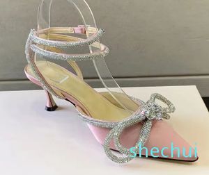 Mach Satin Bow Slingbacks Pompes Crystal Embelli Soirée Stiletto Talons Sandales Femmes Chaton Talon Designers De Luxe Bride À La Cheville Robe Chaussure Avec Boîte