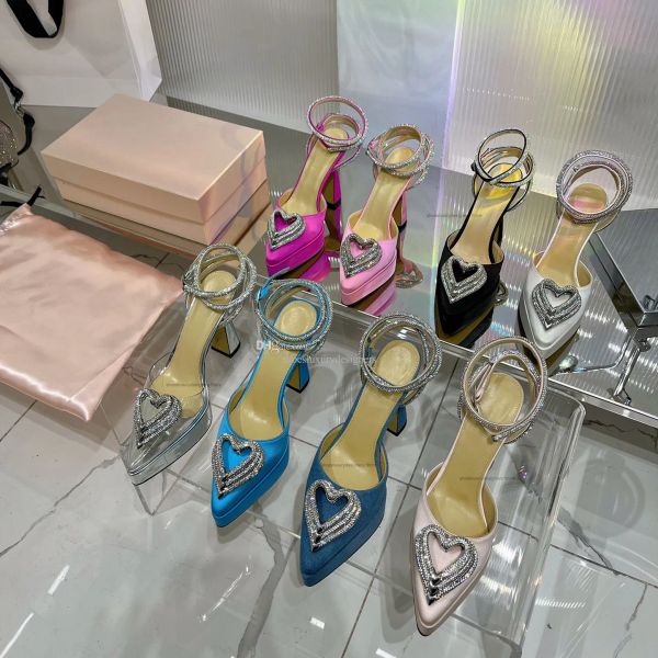 Sandales en soie Mach Triple Heart Heels Crystal Orné de détails de cœurs à bout pointu et d'une bride à la cheville Escarpins à talons épais Chaussures de créateurs de luxe pour femmes Chaussures d'usine