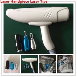 Poignée laser de pièce à main laser Nd Yag de commutateur Q de machine pour l'élimination des taches d'acné de pigment de tatouage avec des pointes laser de poupée noire de 532 nm 1064 nm 1320 nm