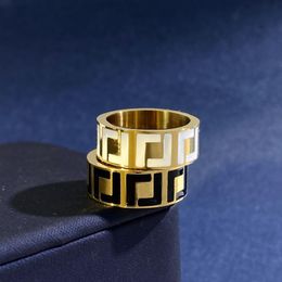 Hecho en Italia 7 mm grabador diseñador f anillo esmalt negro oro blanco sier rosa 316l anillos de letras de acero inoxidable para mujeres joyas de boda dama dama 6 7 8 9