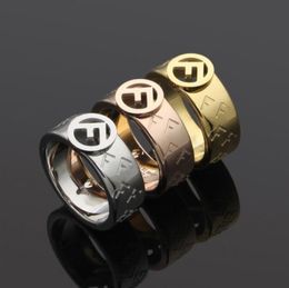 Made in Italië 7mm grave ontwerper Hollow F Ring Gold Sier Rose 316L roestvrijstalen briefringen vrouwen mannen bruiloft sieraden dame cadeaus 6 7 8 9