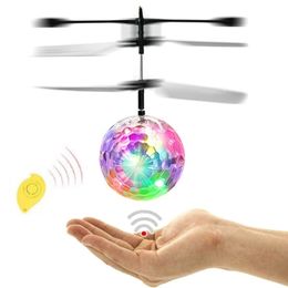 Boules magiques Colorf Mini Drone Shinning Led Rc Flying Ball Hélicoptère Lumière Cristal Induction Dron Quadcopter Avion Enfants Jouets Heli Smtvl