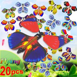 Magic Flying Butterflies Wind speelgoed in de hemel Bookmark Wenskaarten Rubberen band Powered Kids Props Surpris Butterfly Gift 240524