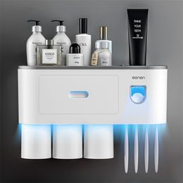 Porte-brosse à dents à adsorption magnétique Presse-dentifrice automatique Étagères de rangement pour la maison Ensemble d'accessoires de salle de bain muraux 211130