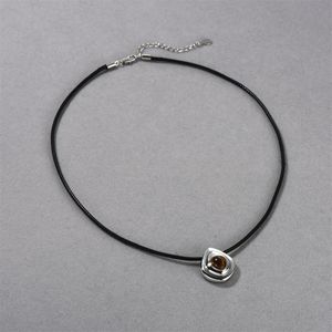 Maillard Collier avec pendentif en pierre d'oeil de tigre pour femmes en automne et en hiver, luxe léger et design unique, chaîne de collier en corde de cuir noir haut de gamme