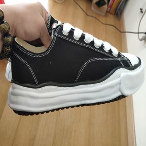 Diseñador MMY Zapatillas Maison Mihara Yasuhiro Suela gruesa Zapatos blancos negros Hombres Mujeres Toe Cap Tamaño 36-45