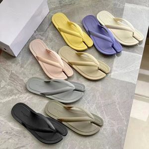 Plage d'été Tabi Tongs Pantoufles Designer de mode Blanc Maisons de voyage en plein air Femmes Hommes Plat Noir Margiela Nouveau Chaussures de sport Piscine Slide Sports Sandal Sliders