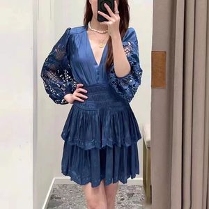 Maje Vestido corto ajustado con bordado hueco y mangas abullonadas para mujer