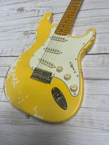 Haga una guitarra eléctrica antigua, cuerpo de aliso, amarillo crema, diapasón de arce importado, empaque relámpago