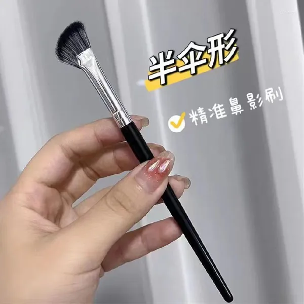 Pinceles de maquillaje Red Red Brush Half Fan Nariz Sombra Cabeza plana Debajo de los párpados para mentir Gusano de seda Ojo fino