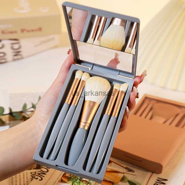 Pinceaux de maquillage Nouveau 5Pcs / Set Pinceau de maquillage de voyage avec miroir Poils souples Poudre libre Pinceau ombre à paupières Outils de maquillage portables En gros HKD230821