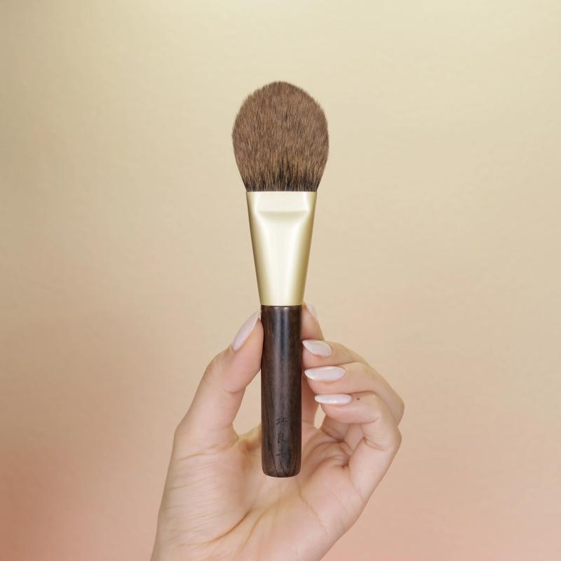 Ben spazzole per il trucco Qiaolianggong Professional Brush a mano Pannelle giallo Scoiarrel Lingua a forma di polvere Manico di cachi nero