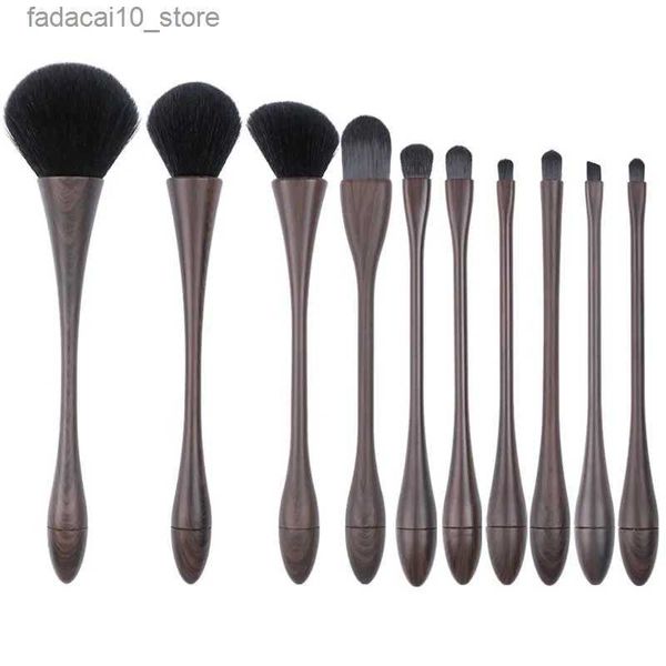 Pinceaux de maquillage Petite taille manche en grain de bois 10 pièces ensemble de pinceaux de maquillage nouveaux outils de maquillage poudre libre ombre à paupières poudre fard à joues pinceau Q240126