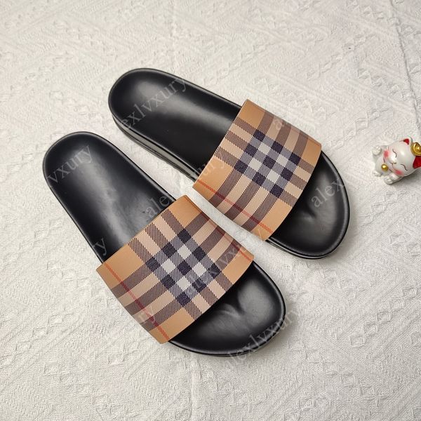 Mâle Femelle Designer Classique En Caoutchouc Pantoufles Tartan Diapositives Femmes Hommes Mules De Luxe Chaussures De Plage 13 Couleurs Casual Sandales D'impression Taille 36-46