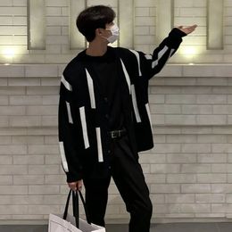 Homme Vêtements Manteau Veste Noire Cardigan Pulls Tricotés pour Hommes Col En V Commande T-shirt Tendance Y2k Vintage Style Coréen A S Fun 240130