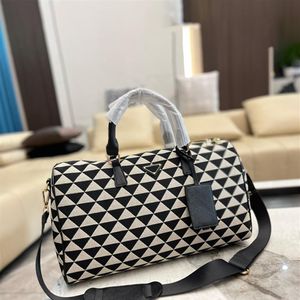 Hombre Diseñadores 45 cm Bordado Bolsa de lona Negro Beige Tela Bolsas de viaje Mujeres Asas de cuero Equipaje Casual Fin de semana Tote con correa de hombro de cuero de nylon 230E