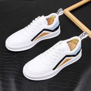 Homme plat classique hommes chaussures habillées en plein air à lacets en cuir véritable pointe d'aile sculpté italien formel Oxfords chaussure pour hommes mocassins