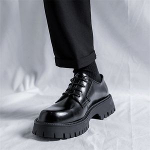 Homme japon Harajuku coréen Streetwear mode affaires mariage en cuir chaussure hommes semelle haute plate-forme chaussures en cuir décontractées 220727