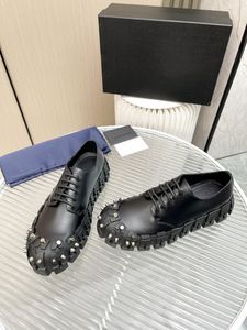 Mocassins homme Designer Riveted Men chaussures en cuir Business Mens chaussures habillées chaussures d'entraînement conduite style moral avec boîte