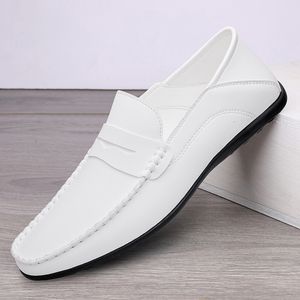 Man loafers zomer trouwjurk wit rijden mocassins schoenen mannen casual gesplitste lederen slip op lichtgewicht mannelijke schoen