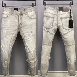 Man pre-beschadigde grijze jeans euro maat knop gulp