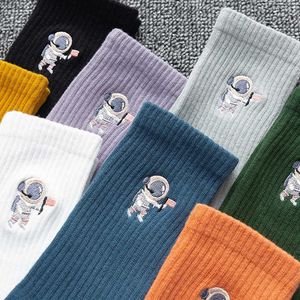 Calcetines de invierno para hombre, venta al por mayor de algodón de compresión para mujer, bordado divertido de Corea, astronauta, moda bonita, tubo medio salvaje, Harajuku deportivo Kawaii