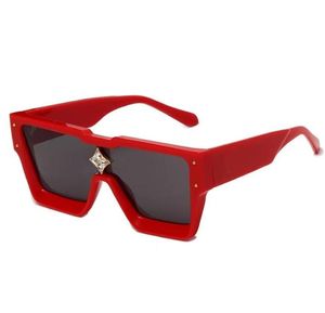 Lunettes de soleil de l'homme pour femmes designer verres sungod Protection de rayonnement 8 couleurs à choisir parmi les lunettes de soleil Sunshade Luxurys Designers Sunglasses