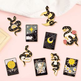 Créatif à la mode dessin animé noir serpent Tarot huile goutte revers broche Badge broche Denim sac cadeau hommes femmes mode bijoux décoration mode bijouxBroches métal serpent