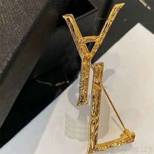 Handmatige pinnen broches ontwerper messing overhemd mannen kleding trui jurk broche letters snijwerk bodem versieren strass broche vrouwen veelzijdige ZB041 F23