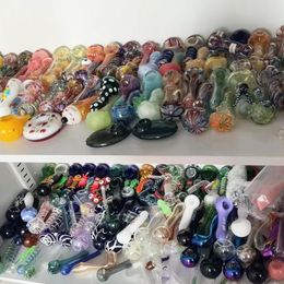 Fabricación de narguiles Muchos tipos de pipas de mano para fumar de vidrio de burbujeo artesanal bellamente colorido Hierba seca Cuchara de tabaco Pipa Dab Rigs Mini Bong