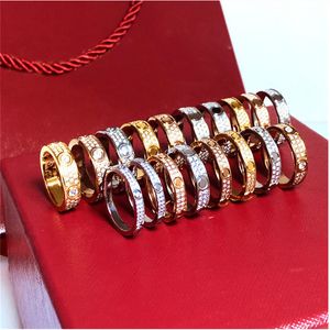 Les fabricants fournissent directement la carte et la bague pleine étoile couleur net rouge titane acier couple bijoux classique bague éternelle avec diamant