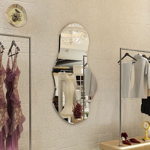 Los fabricantes venden directamente varios tipos, especificaciones y tamaños de espejos de pared montados en el piso de cuerpo completo para un procesamiento personalizado.