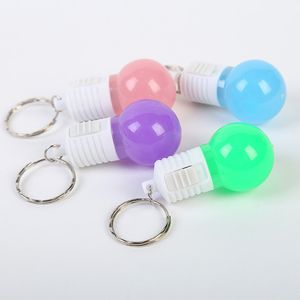Fabricants année fête de noël nouveau push clignotant ampoule porte-clés lumière LED pendentif enfants jouets cadeau pendentif