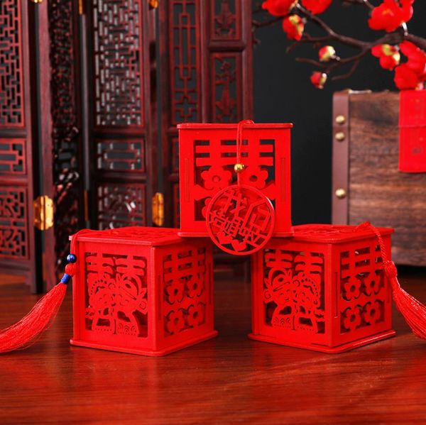 Plusieurs Styles bois chinois Double bonheur boîtes de faveur de mariage boîte à bonbons rouge classique étui à sucre avec gland 6.5X6.5X6.5CM SN4470