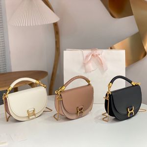 Mini sac porté épaule en cuir et finitions en daim Marcie Sac bandoulière de créateur haut de gamme Sac fourre-tout tendance pour femme Portez-le par les poignées supérieures enveloppées à la main ou par la chaîne dorée