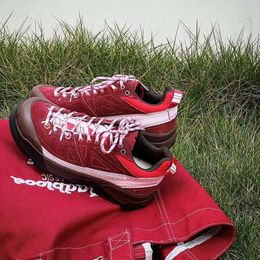 MARCO JOYCE's niche-ontwerp met sportieve riem-wandelschoenen papa-schoenen lente 2024 nieuw rood kleurblok