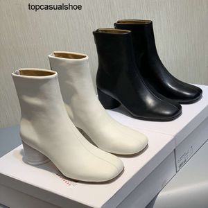 Botas Margiela hechas MM6 manga corta de cuero genuino estilo británico tacones gruesos de mujer negro botas Martin de un solo paso de moda y versátiles