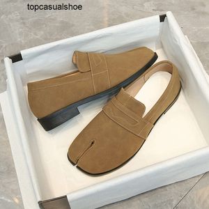 Margiela splitste teen schoenen voor maji dames nieuwe veelzijdige suede kamelenkleur kleur één poot in Britse stijl varkens schoenen casual single schoenen voor vrouwen