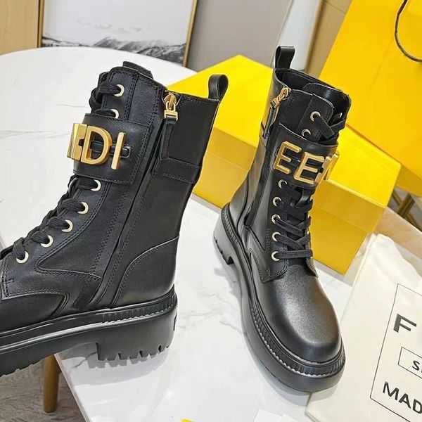 Botas Martin Tela de cuero con cuentas de ala abierta negra con accesorios de metal dorado ojales cremallera bota de diseñador vanguardista de moda