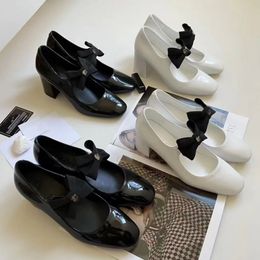 Mary Jane Bow Shoes For Women Dikke Heel Buckle Bow Luxury Brands Platform Vintage High Heels Lederen Pumps Woman Pearls Chain Dikke Heeled Shoes Vrouw 35-40