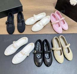 Mary Jane Flat Heel Womens Ballet Shoe met gesp beltriem Drink Loafers Designer gewatteerde textuur Girls Leisure Shoe Pink Wit Zwart Casual schoen 35-42